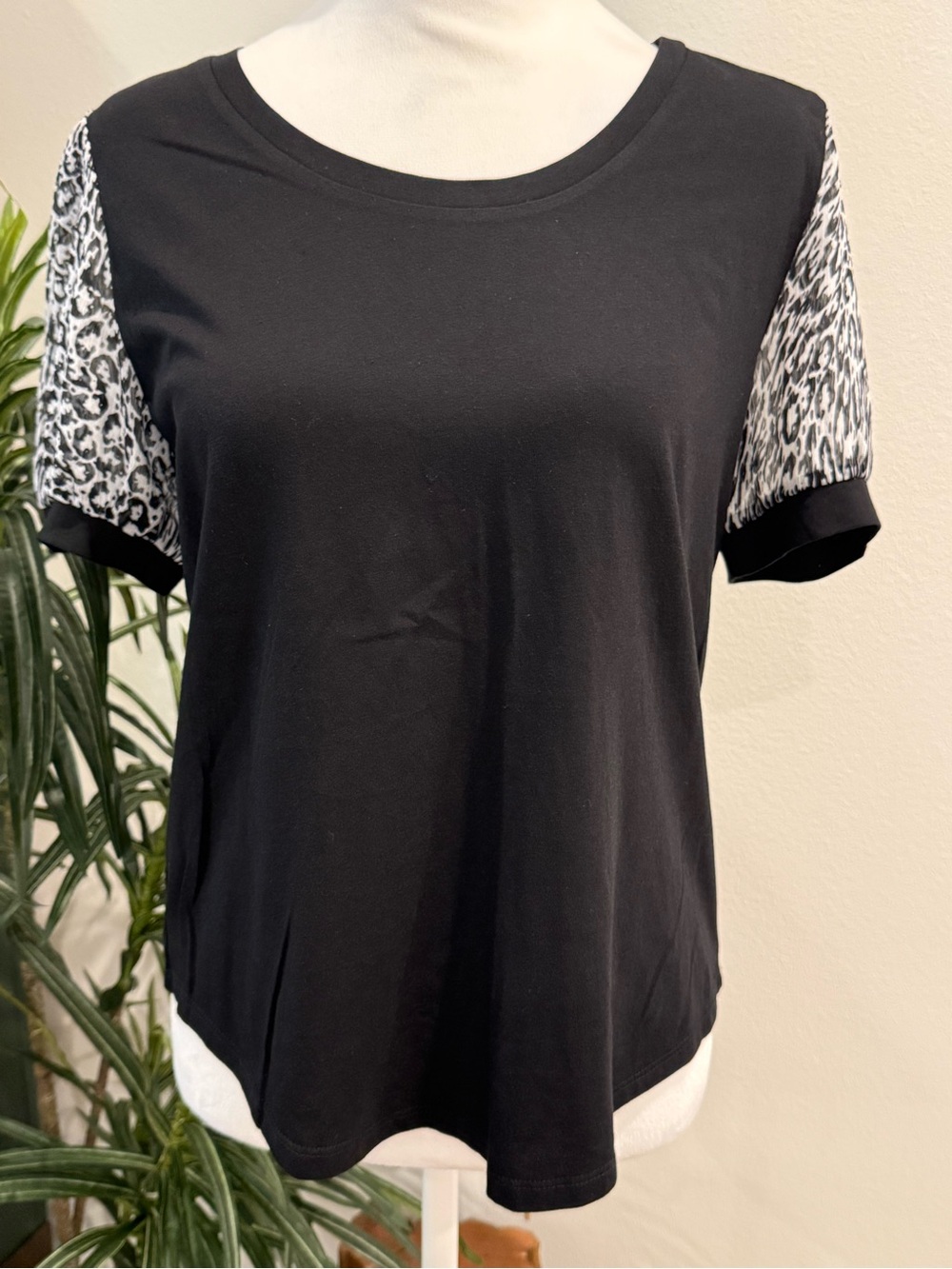 Women’s DKNY With Animal Print Sleeves Top Black Short Sleeve NWT S